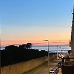 Lovely 2 Bedroom 100m From The