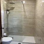 Lovely 2 Bedroom 100m From The アパート *
