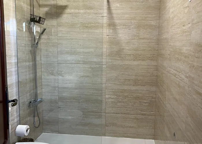 Lovely 2 Bedroom 100m From The Apartment *