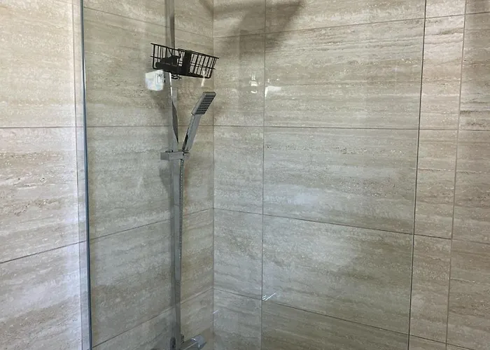 Lovely 2 Bedroom 100m From The アパート *